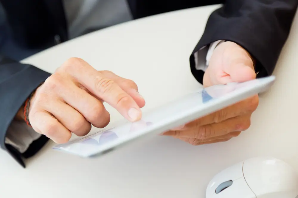 Flujo de trabajo seguro para la firma de documentos en línea con verificación de identidad y protección del registro de auditoría.